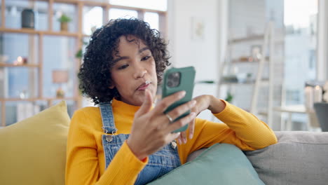 Telefon,-Soziale-Medien-Und-Entspannung-Mit-Einer-Frau