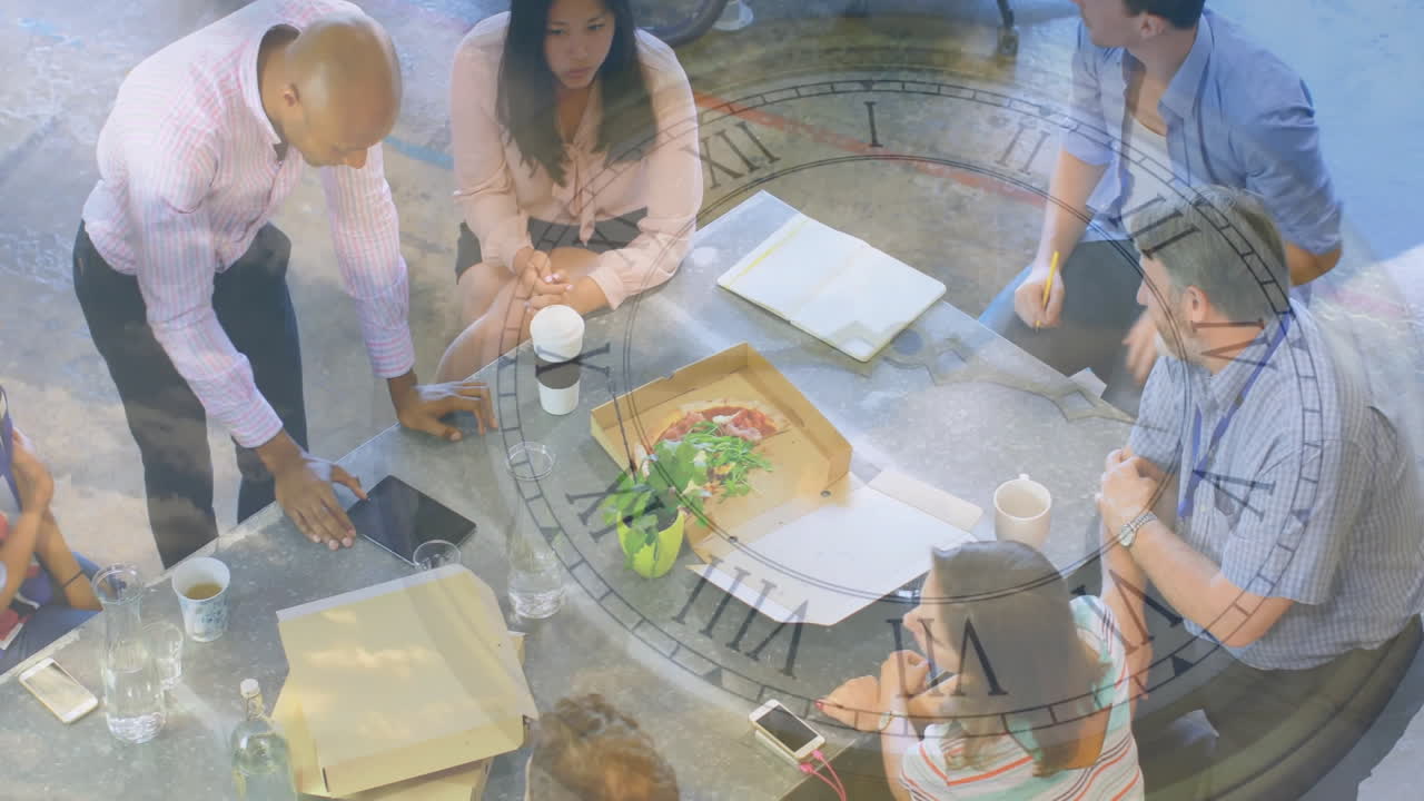 다양한 동료들이 사무실에서 일을 논의하는 시계의 애니메이션