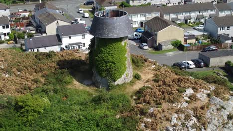 melin wynt y craig abandonado llangefni molino de viento cubierto de hiedra en la ladera del punto de referencia vista aérea del establecimiento de la urbanización galesa