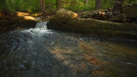 Una-Pequeña-Cascada-En-Un-Arroyo-En-Las-Montañas-Ouachita-Arkansas