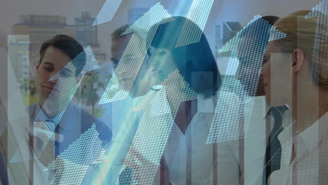 animación del procesamiento de datos financieros y flechas sobre diversas personas de negocios en la oficina
