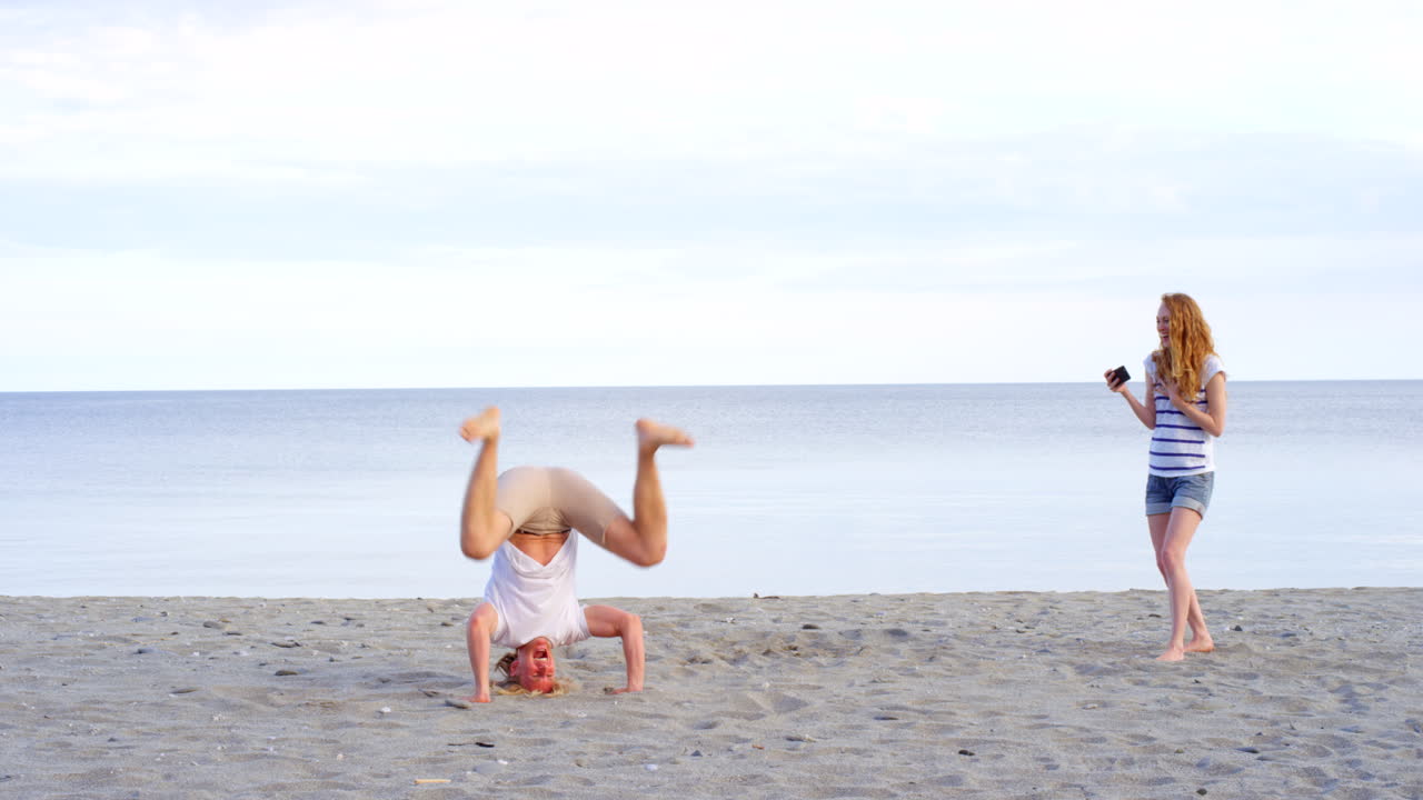 어리석음은 그들을 젊게 만드는 것입니다.