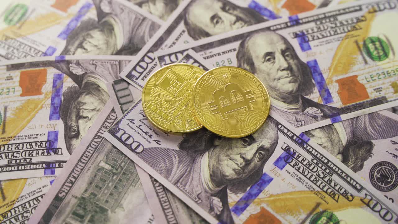 bitcoins de oro brillante con dólares.