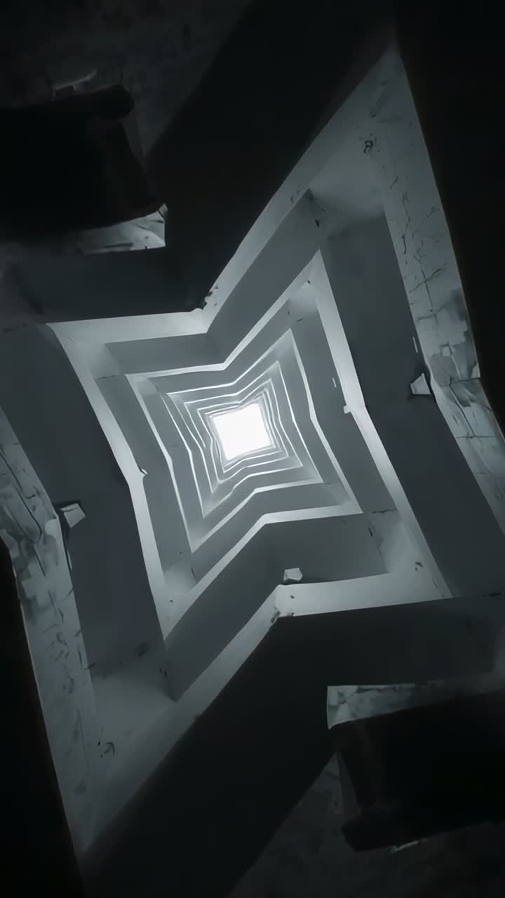 Video verticale: ruotare il telefono inclinandolo verso l'alto, mostrando bene la luce stellare nell'atrio centrando il lucernario