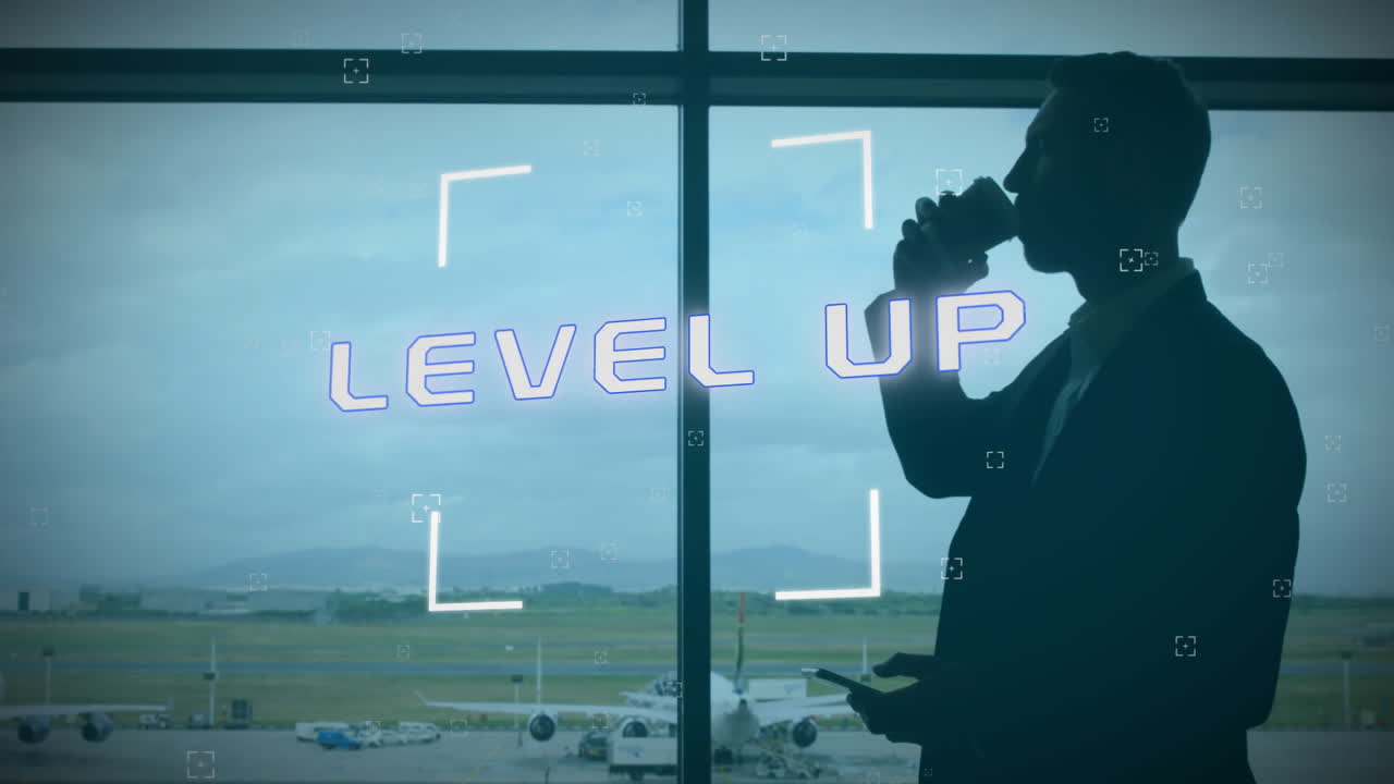 스마트폰을 사용하는 백인 사업가에 대한 레벨 업 텍스트의 애니메이션