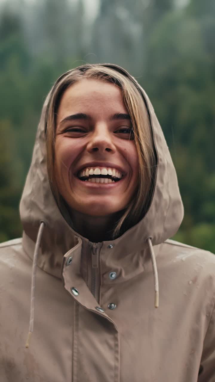 mujer feliz en la lluvia