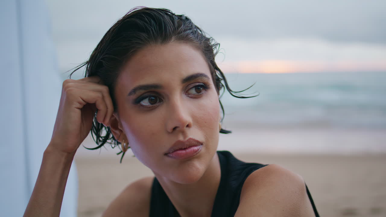 retrato de una mujer sexy posando en la orilla nublada. atractiva modelo de moda mirando la cámara