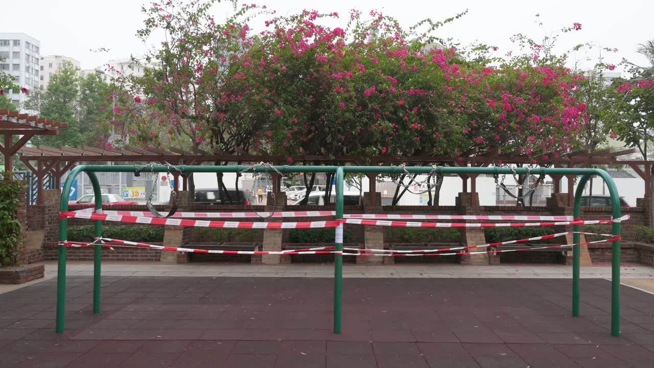 un parque infantil público cerrado y un juego de columpios completamente grabado debido al brote de coronavirus covid-19 y las restricciones en hong kong
