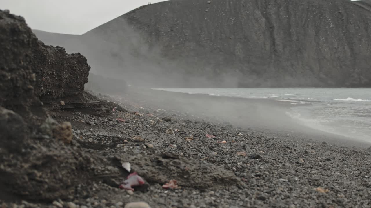 близкий замедленный снимок пара, поднимающегося над краем земли на острове пустыни с вулканом