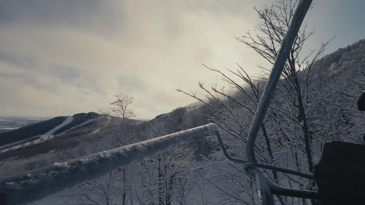 해가 지는 동안 눈 인 산 들 의 의자 엘리베이터 에서 볼 수 있는 풍경