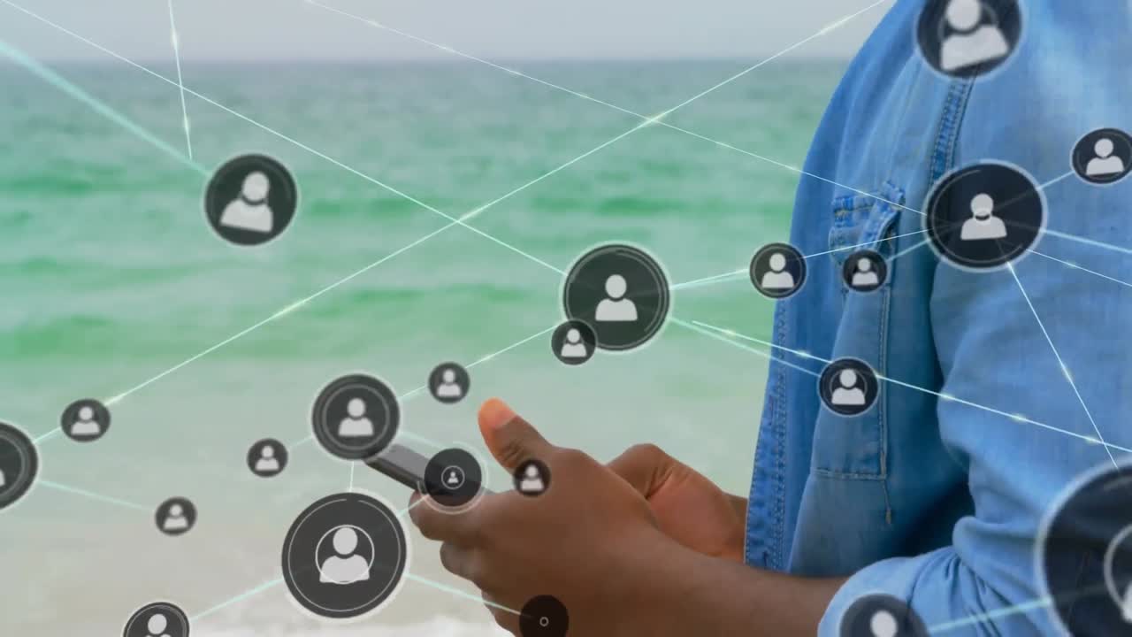 animación de la red de conexiones con personas iconos sobre el hombre usando teléfono inteligente