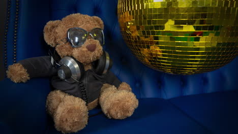 dj de oso de peluche con una pelota de discoteca
