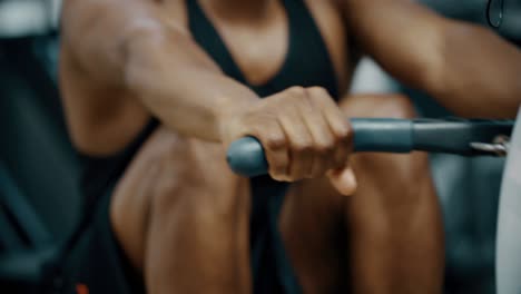 remero en cámara lenta en el gimnasio