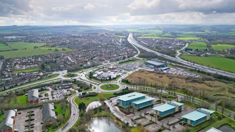 imágenes de video cinematográficas aéreas de la autopista m1 cerca de la ciudad de wakefield, west yorkshire, reino unido