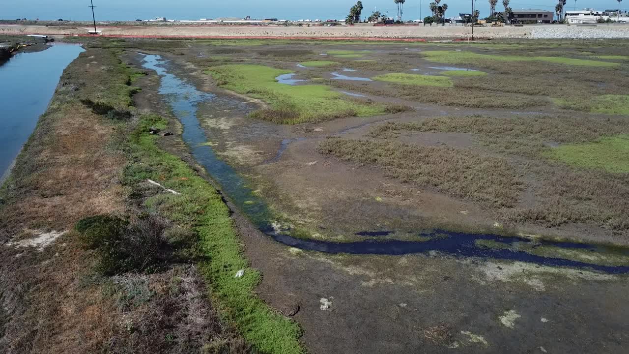 從一架無人機飛過河流和綠色土地的景色