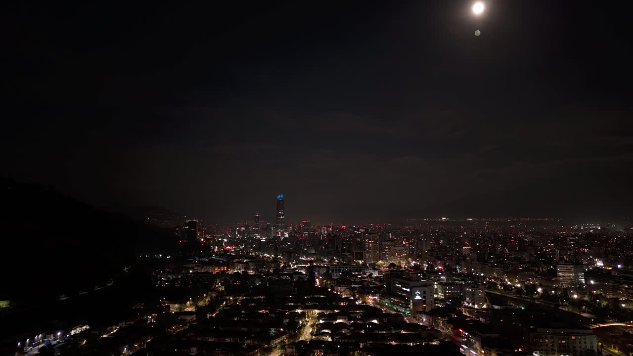 Santiago, Cile, vista timelapse con zoom indietro del paesaggio urbano che mostra edifici moderni di notte.