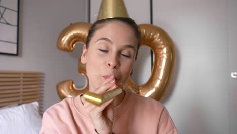 retrato de una mujer con soplador de cuerno de fiesta y sombrero de fiesta