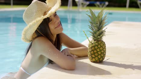 Mujer-Joven-Muy-De-Moda-En-Una-Piscina-De-Verano