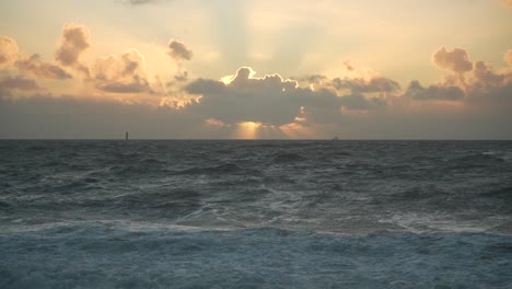 rayos de sol dorados detrás de una nube