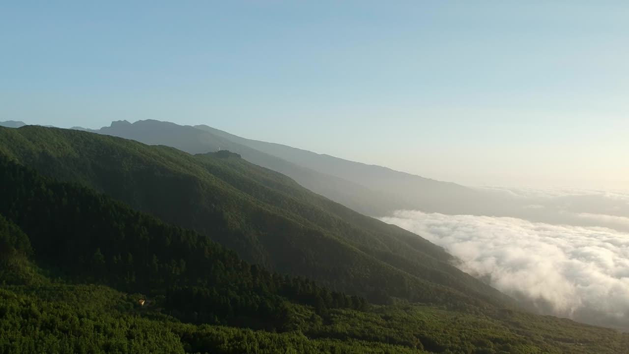 vista aérea de la ladera de una montaña con un mar de nubes, en una isla, la palma, españa