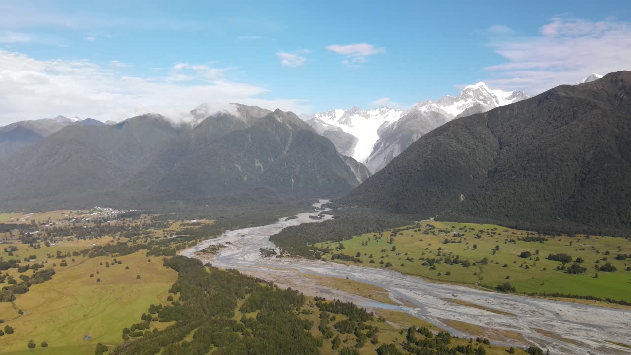 Panoramica aerea del villaggio di Fox Glacier, famosa attrazione turistica in Nuova Zelanda