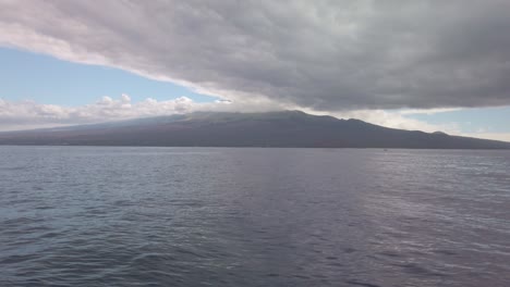 Gimbal-Kippt-Nach-Oben,-Aufnahme-Von-Den-Meereswellen-Nach-Haleakala-Vor-Der-Küste-Von-South-Maui-In-Hawaii