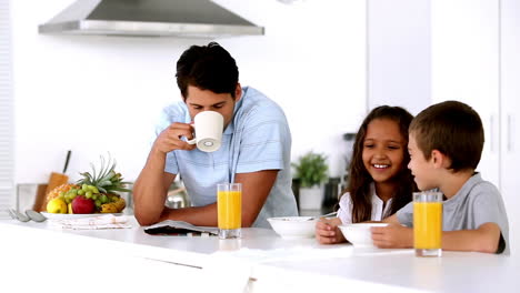 Vater-Frühstückt-Mit-Seinen-Kindern-Und-Trinkt-Kaffee