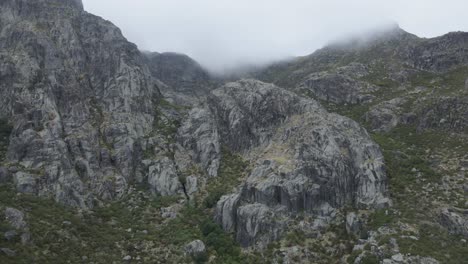 montaña rocosa envuelta en nubes, covao da ametade en la serra da estrela, portugal