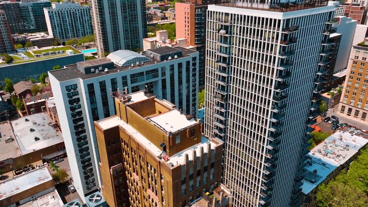 Edificio in uno dei quartieri di Chicago, Illinois, USA. Volo con drone nel centro della metropoli
