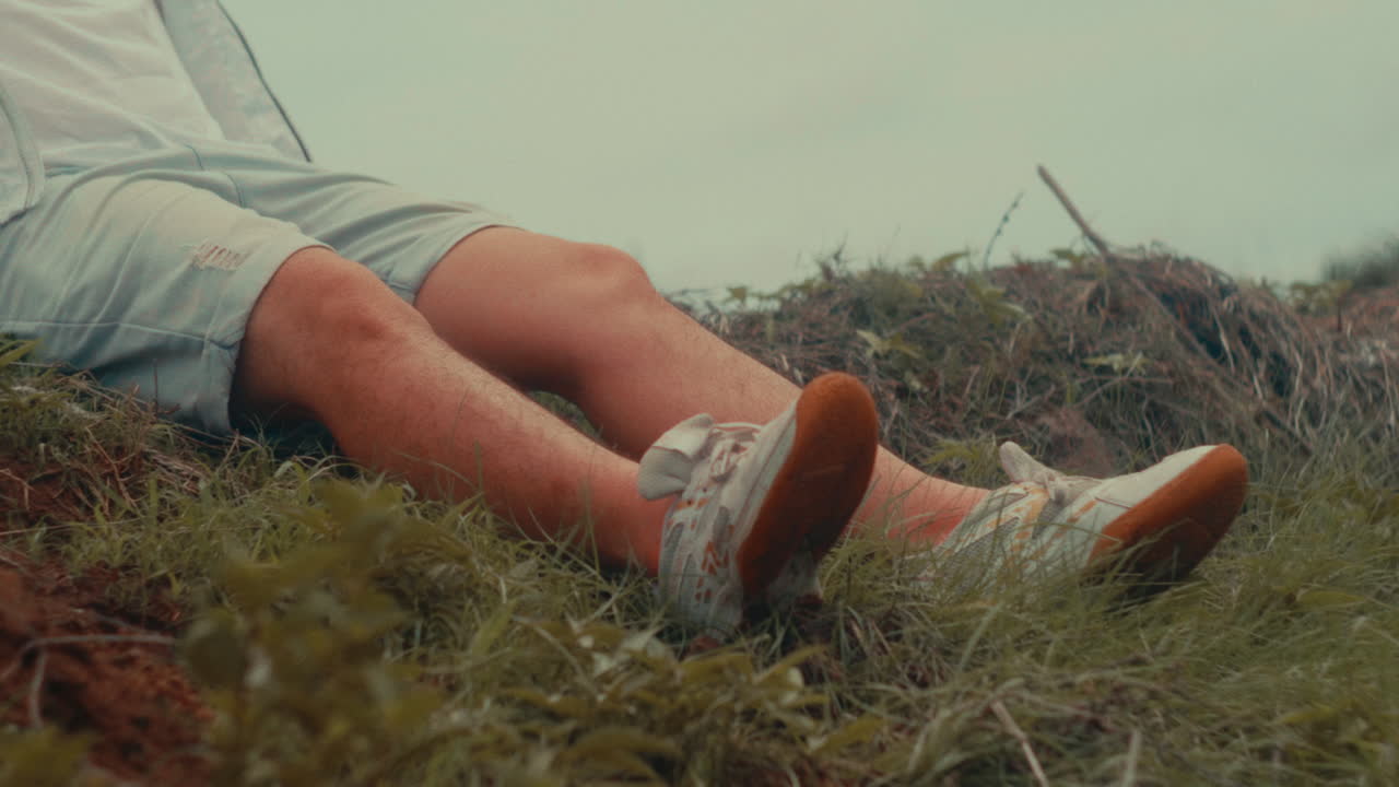 잔디에서 휴식을 취하는 남자