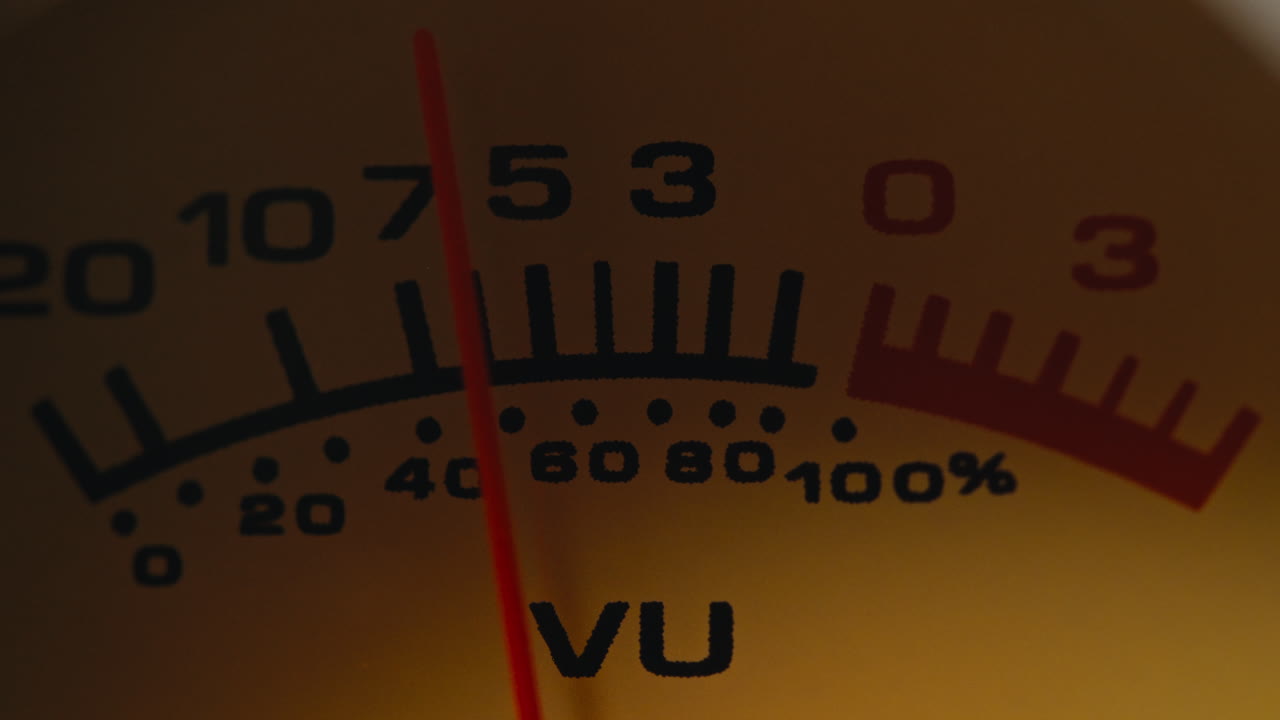 하이파이 증폭기: 고전적인 사운드 패널에서 오디오 신호 수준을 모니터링하는 오디오 콘솔, 화살표와 함께 클로즈업 아날로그 신호 지표