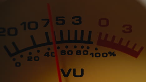 amplificador hi fi, control de los niveles de señal de audio en la consola de audio en el panel de sonido clásico. indicador de señal analógica de primer plano con flecha
