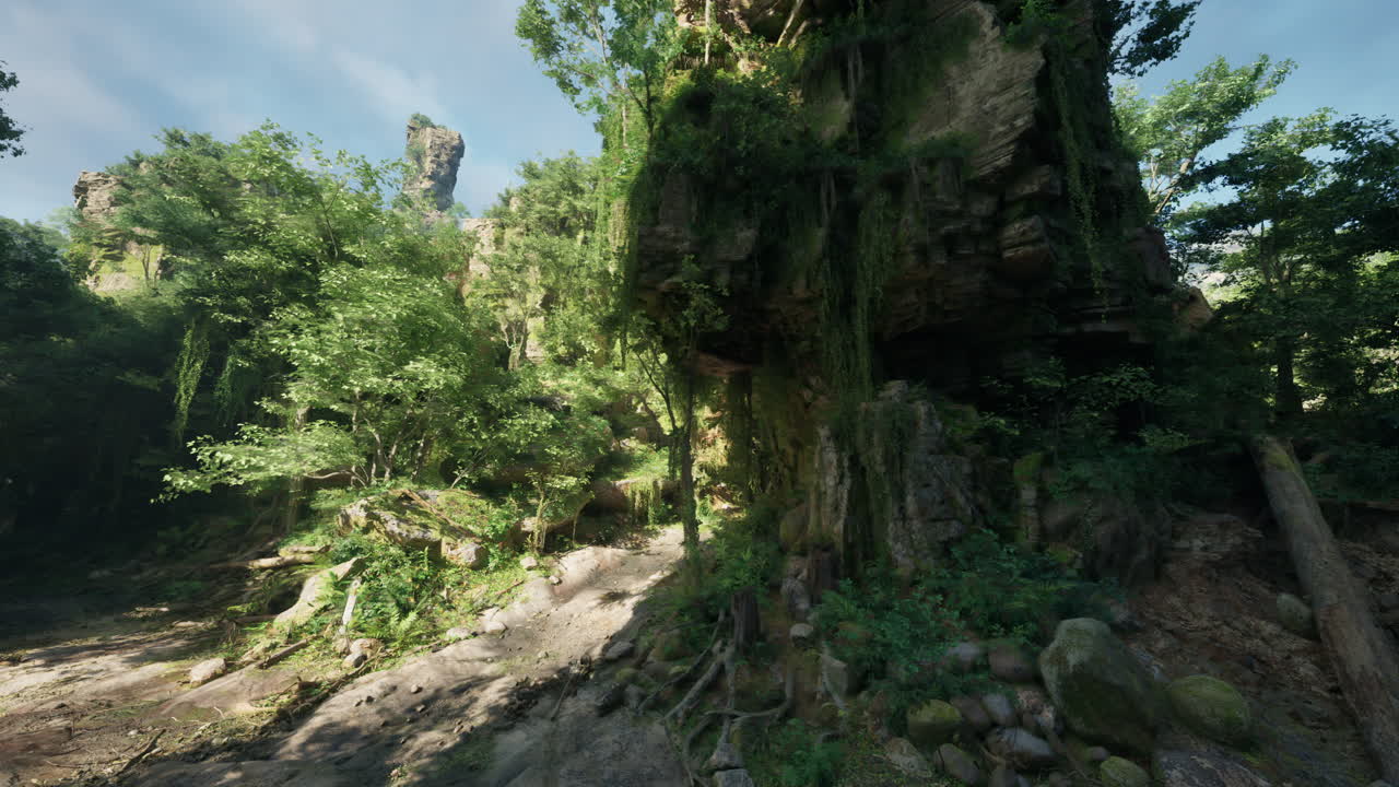 una selva exuberante y cubierta de vegetación con un camino que conduce a una misteriosa formación rocosa.