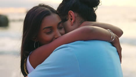 verano, abrazo y pareja con amor