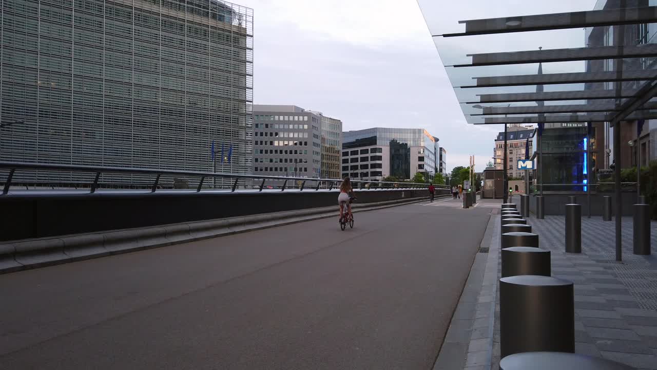 La rotonda de Schuman cerca de las sedes de la Comisión Europea y el Consejo Europeo en Bruselas, Bélgica