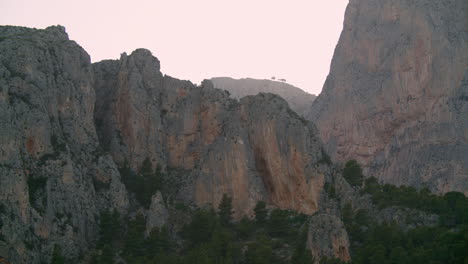 Paisaje-Montañoso-Escarpado-En-España