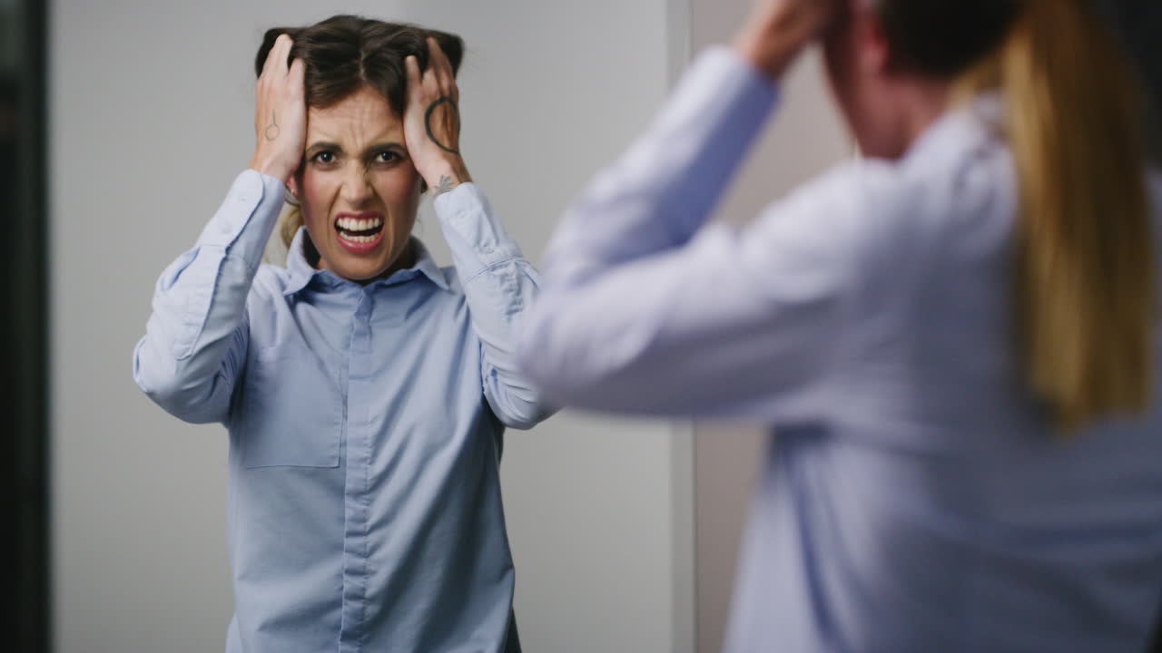 비명을 지르는, 짜증나는 사람의 초상화