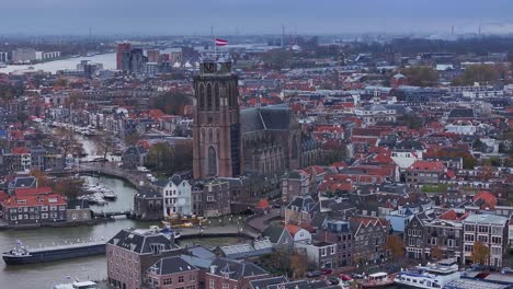 Elevándose-Sobre-Los-Cielos-De-Dordrecht,-La-Iglesia-De-Nuestra-Señora