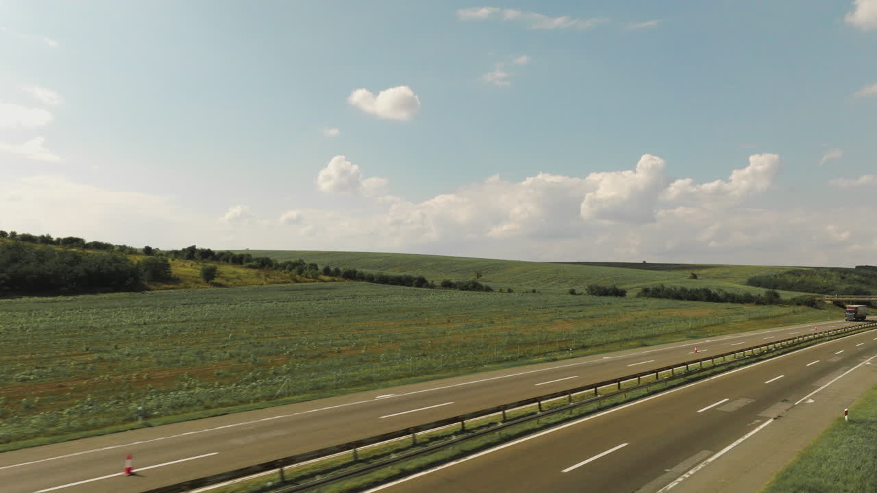 경치 좋은 시골 을 가로지르는 고속도로