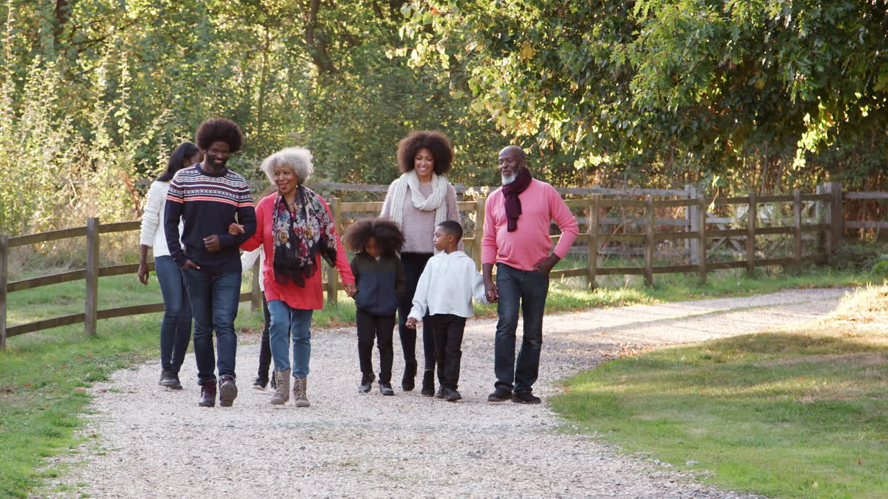 Mehrgenerationsfamilie geht zusammen im Herbst aufs Land