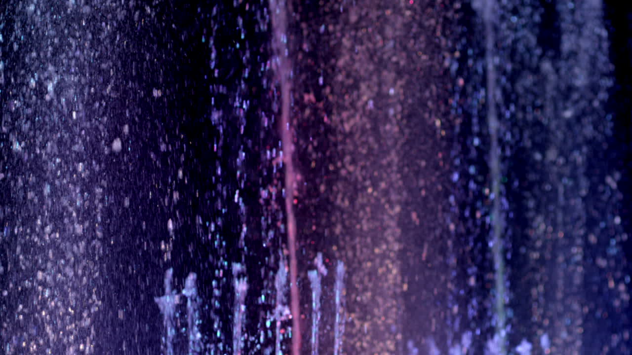 fuente con iluminación de color en cámara lenta