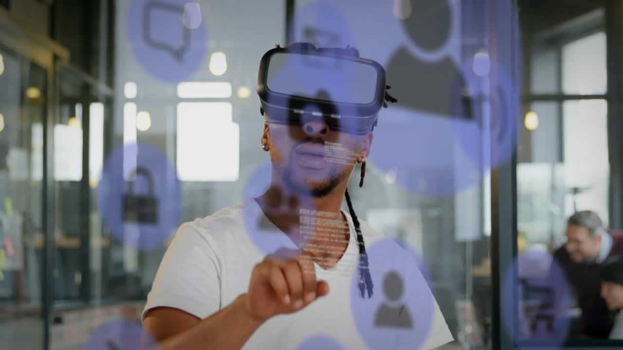Animazione di icone con elaborazione dati su uomo d'affari afroamericano che usa un visore VR