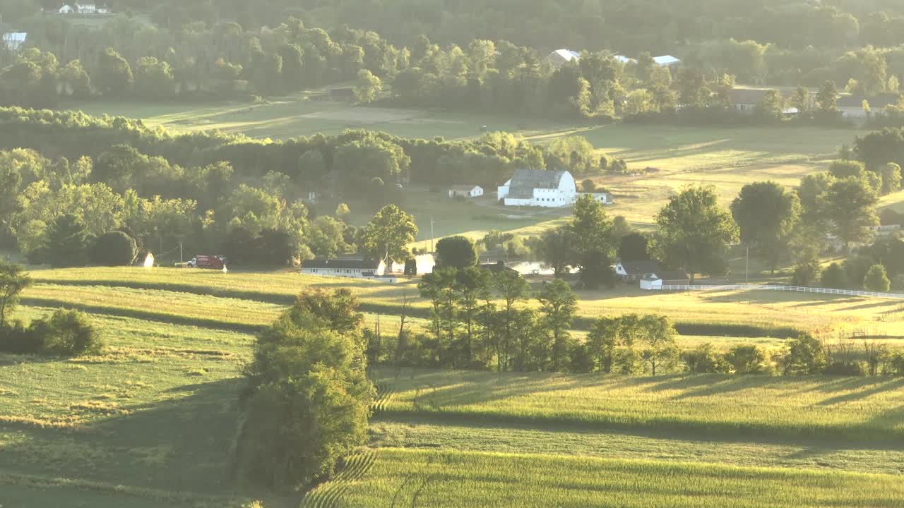녹색 시골과 열린 들판 위로 아름다운 공중 일출