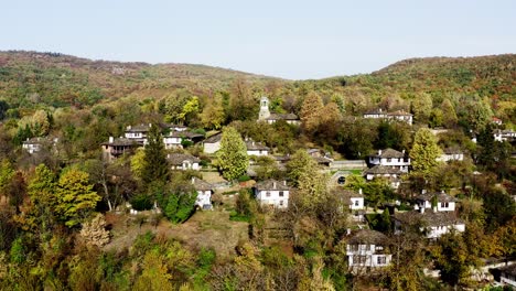 Bulgarische-Kirche,-Abgelegenes-Walddorf,-Herbstdrohnenaufnahme