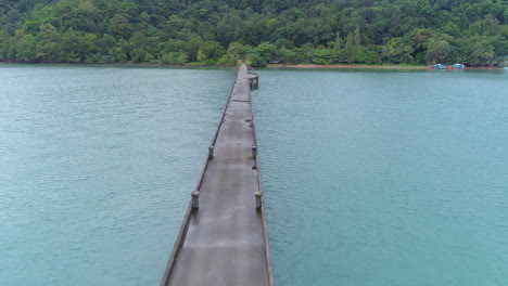 Toma-Aérea-épica-Sobre-Un-Puente-En-El-Pintoresco-País-De-Tailandia