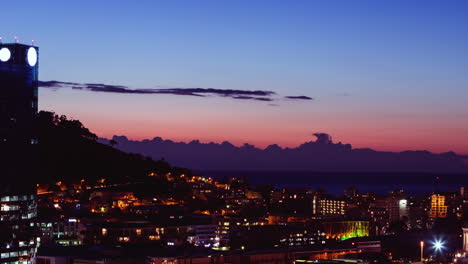 paisaje urbano al atardecer