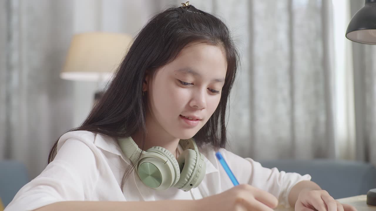 家で勉強している10代の少女