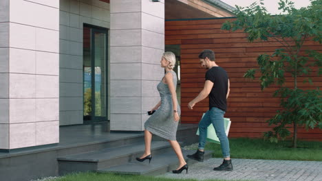 una pareja moderna entrando en el centro de negocios. una familia de moda subiendo las escaleras.
