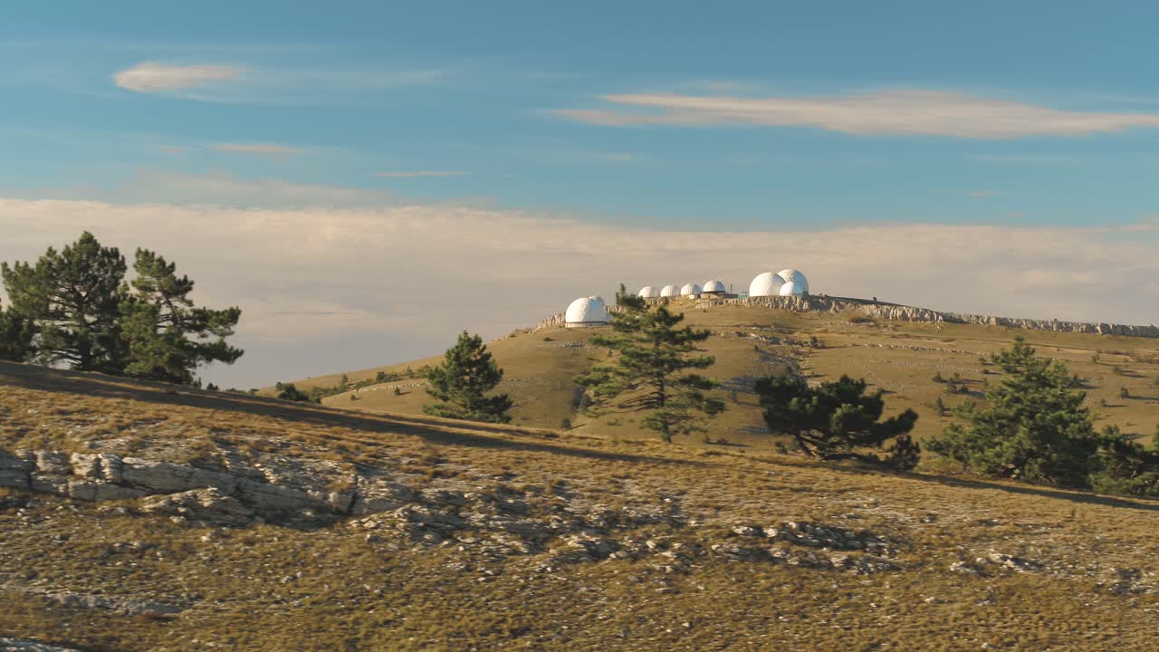 обсерватория на вершине холма