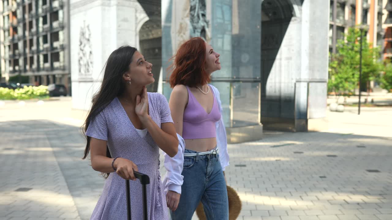 Dois Amigos Passeando pela Cidade
